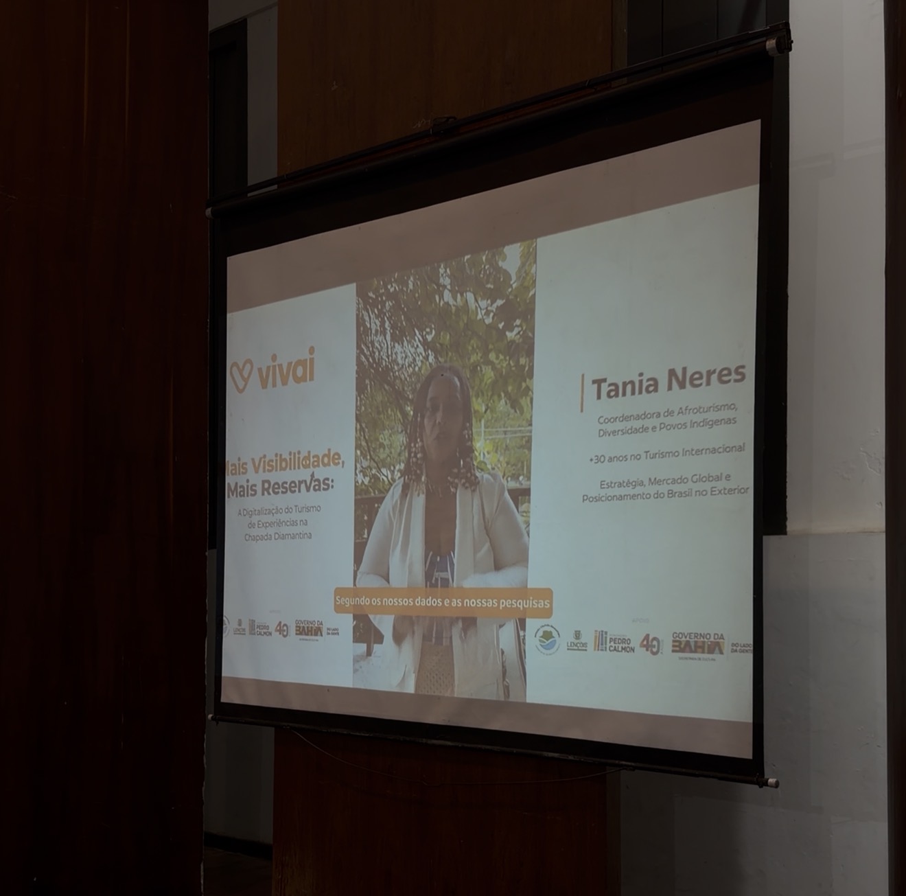 Tânia Neres, da Embratur, participou do evento por vídeo, destacando a importância da promoção turística e da valorização da diversidade no turismo brasileiro.