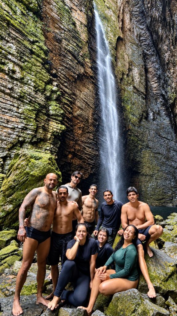 Grupo de 9 pessoas na Cachoeira da Fumacinha - Chapada Diamantina